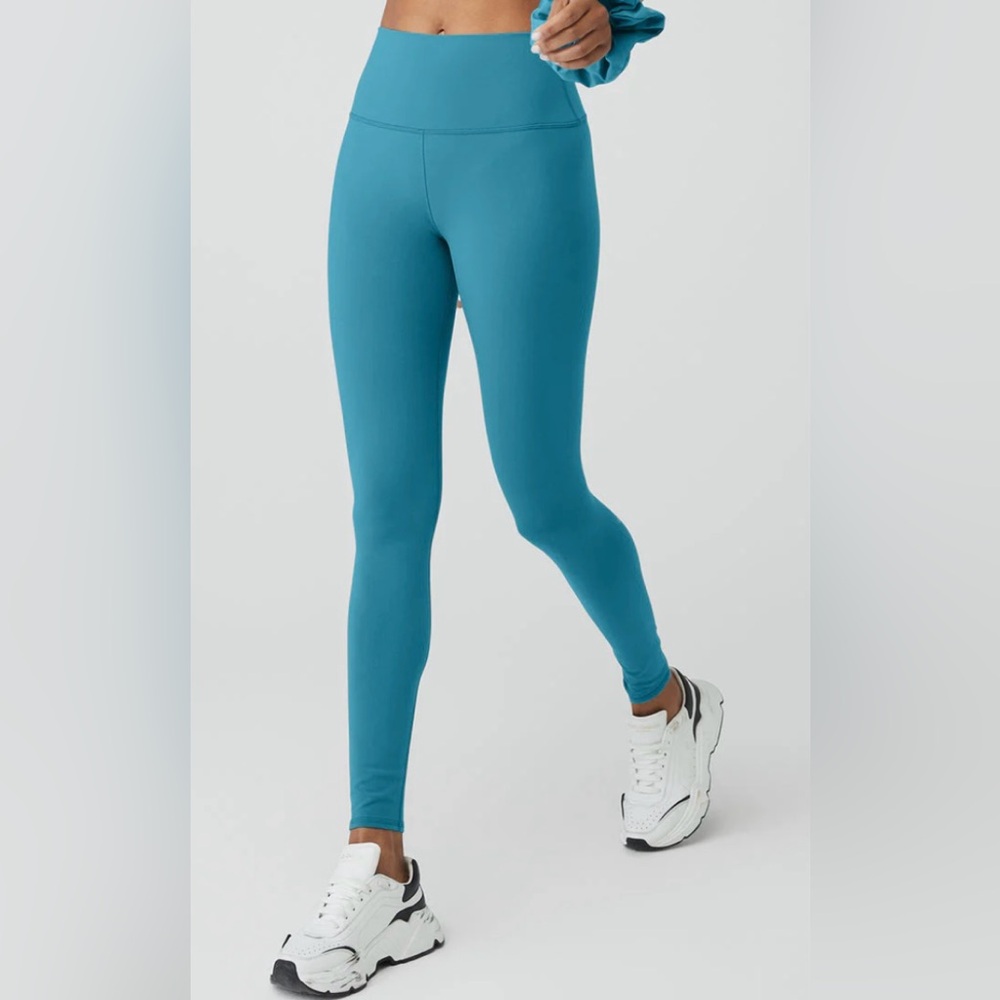 ALO Yoga - 7/8 High-Waist Airlift Legging in Blue Splash. Size M.